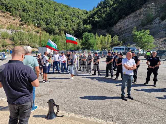Пътят за Гърция през "Маказа" не беше затворен, протестиращи се опитаха да блокират движението, но органите на реда не им позволиха