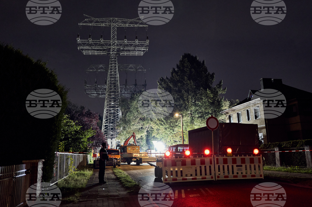 Все още 20 000 домакинства са без ток в Берлин след предполагаем умишлен палеж
