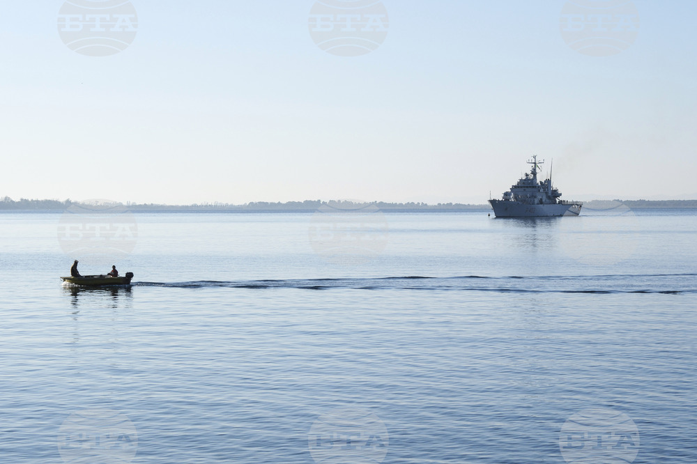 Албански кораб спаси 13 мигранти в Егейско море, сред които две деца
