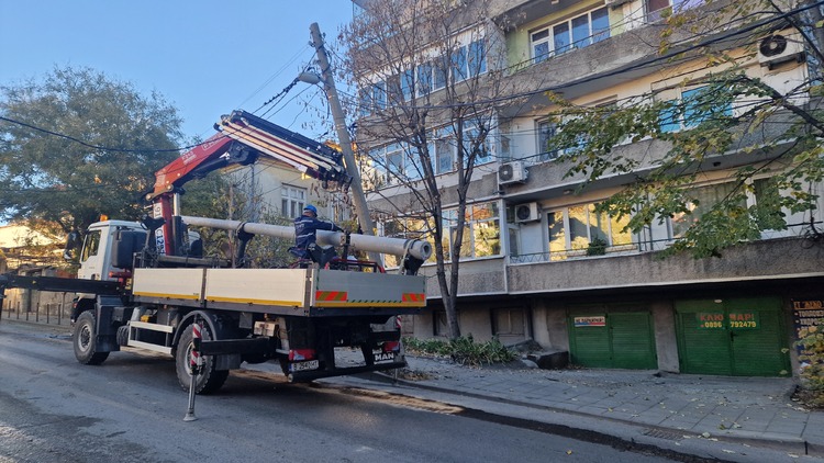 A young driver hit a power pole in Shumen, traffic management was introduced