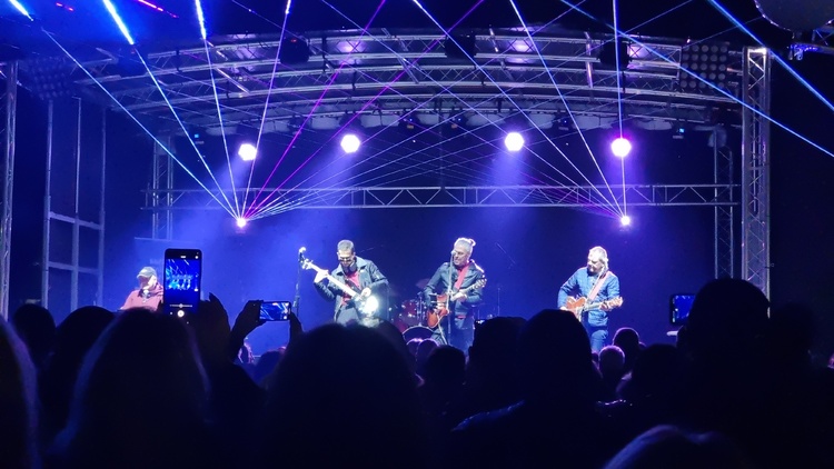 The Sarmat and Meatballs Festival in General Toshevo ended with a concert of the “Foundation” group and holiday illuminations