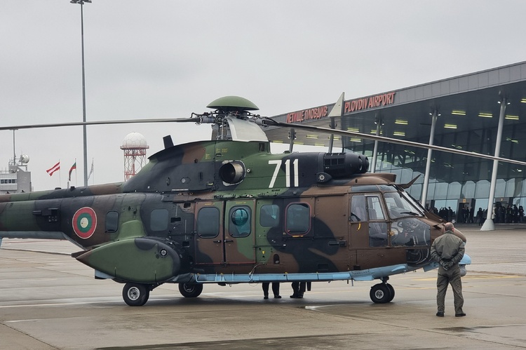 Военнослужещи с вертолет „Кугар“ от състава на Военновъздушните транспортираха пострадал в района на Седемте рилски езера, съобщиха от МО