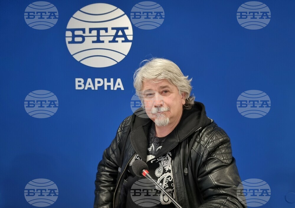 След сборника разкази „Срещу вятъра“, Красимир Симеонов подготвя книга с избрана лирика