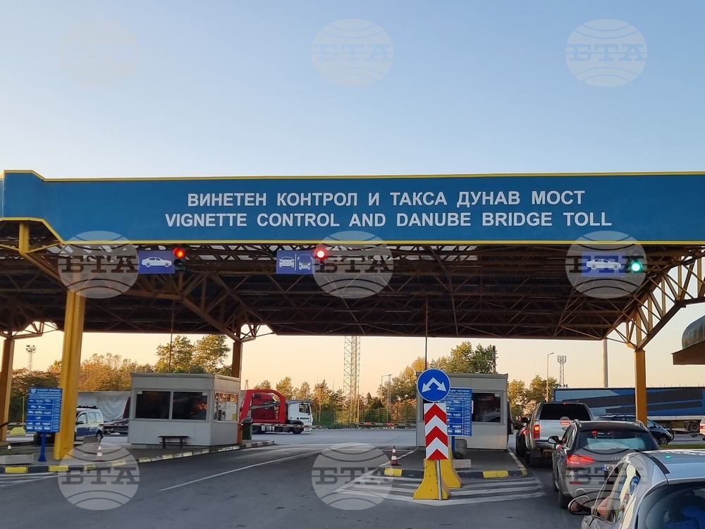 Интензивен е трафикът от леки автомобили на ГКПП "Дунав мост" при Русе за влизане в България