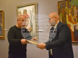 Снимка: Община Разград - Председателят на Общински съвет-Разград Стоян Ненчев и заместник-кметът Добрин Добрев присъстваха на откриването на изложба под надслов „145 години след войната” в ХГ”Проф. Илия Петров”.