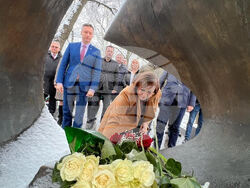 Снимка: Пресцентър БСП - БСП поднесе цветя на Паметника на спасението на българските евреи.