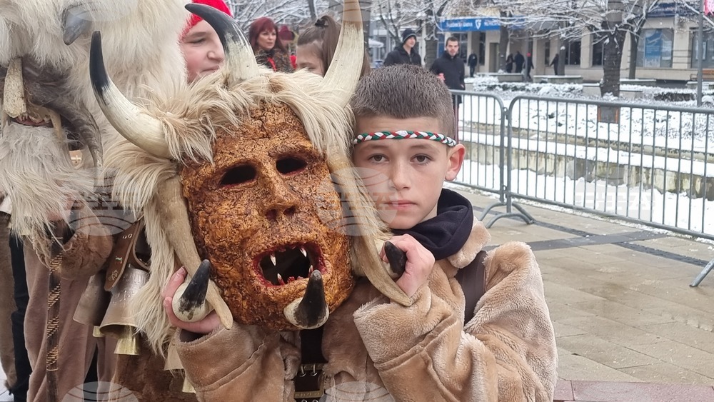 Фестивалът "Сурва" в Перник представи младите носители на традицията в младежкото маскарадно дефиле "Сурвакариада"