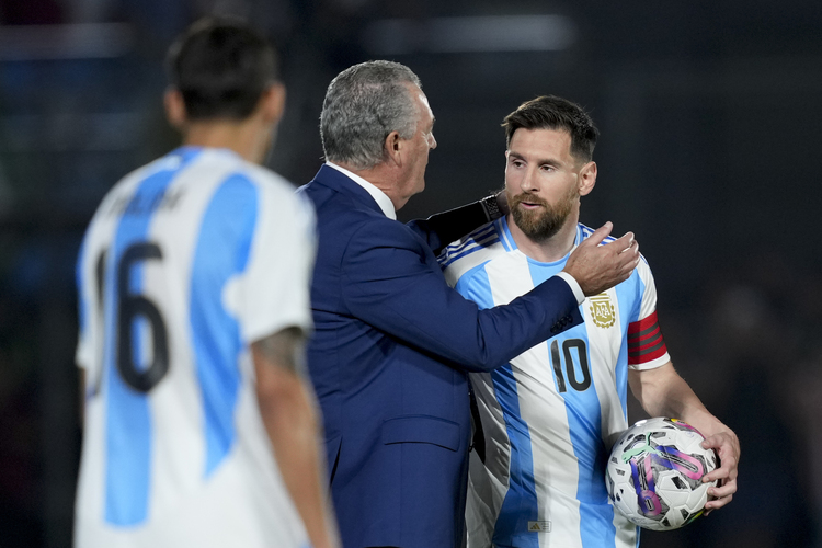 Messi insulted the referee of the match between Argentina and Paraguay