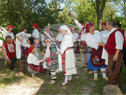 Обичаят „Белене на платно за сватба“ ще представя област Шумен в национална селекция за „Живи човешки съкровища"