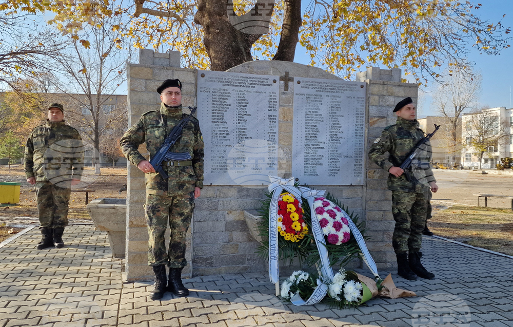 С тържествен строй и поднасяне на венци пред паметника на загиналите артилеристи Четвърти артилерийски полк отбеляза празника на Сухопътните войски