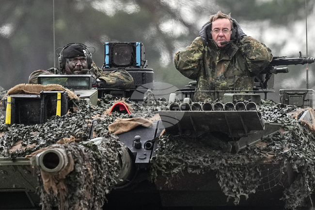Германският министър на отбраната настоява за повишаване на бюджета за отбрана с 10 милиарда евро, съобщи сп. "Шпигел"