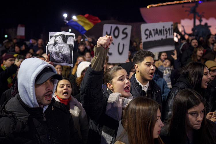 БТА :: Стотици румънци протестираха срещу победителя в първия тур на  президентските избори Калин Джорджеску