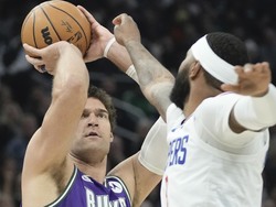 Clippers Bucks Basketball