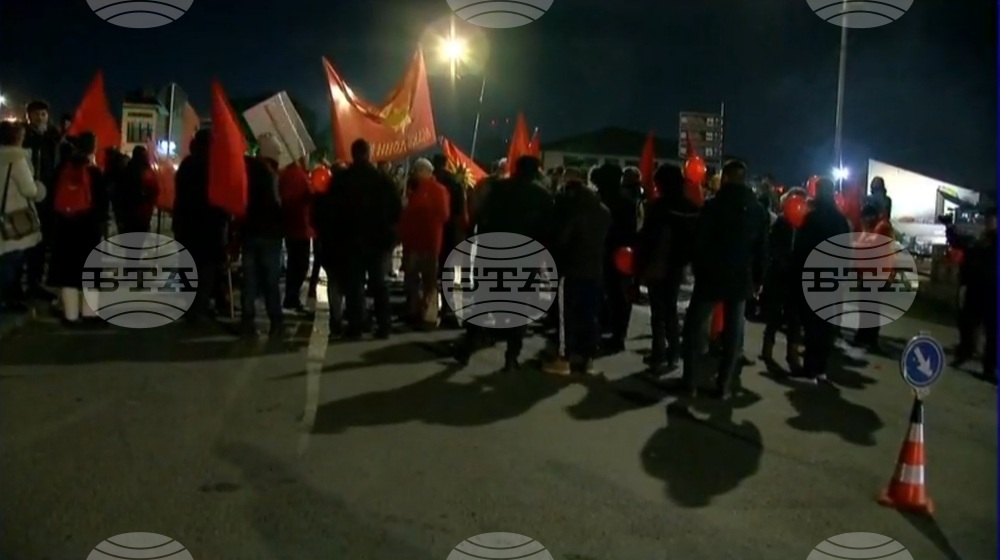 Група граждани са се събрали около полицейските заграждения край църквата "Св. Спас" в Скопие