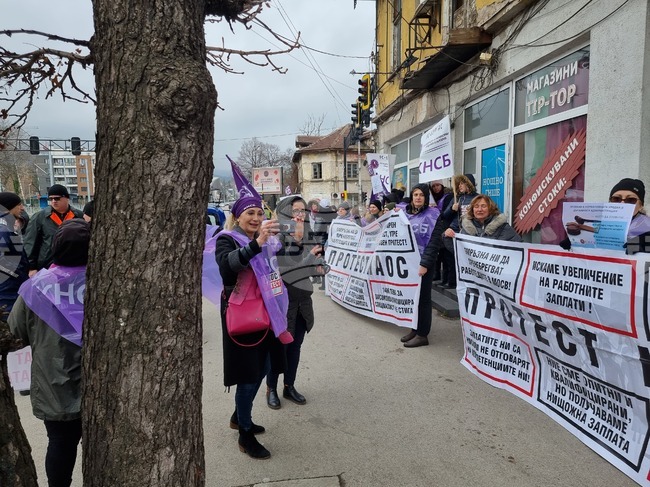 Работещи в структури към Министерството на околната среда и водите блокираха кръстовище в София