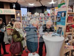 Тони Николов раздава автографи върху „Потулена София“ в рамките на Софийския международен панаир на книгата днес. Снимка: Гергана Николова / БТА