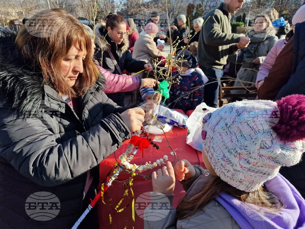 Деца и читалищни специалисти изработваха сурвакници в Разград