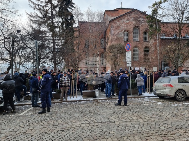 Шофьорите на градския транспорт в София са готови на всекидневна едночасова ефективна стачка, ако заплатите им не бъдат увеличени с 30%