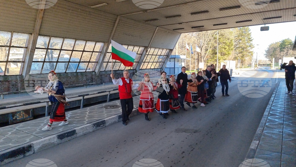 Bulgarian, Romanian Mayors Celebrate Schengen Entry at Kardam Border Checkpoint