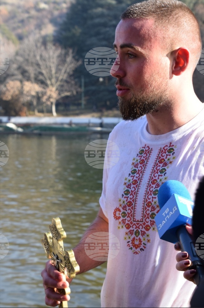 Богоявление е! Асен Цеков извади за втора поредна година светия кръст в Сандански