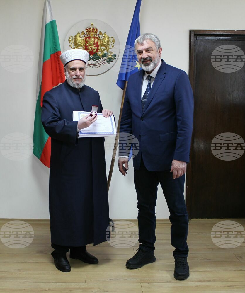 Bulgaria's Chief Mufti Receives Badge of Honour from Ruse Regional Governor
