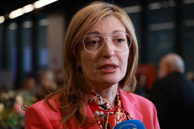 Екатерина Захариева открива мобилна инсталация за рециклиране на строителни материали