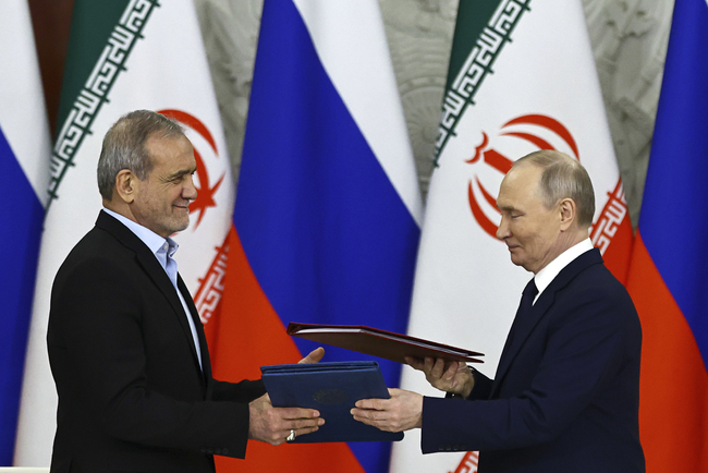 Путин и Пезешкиан обсъдиха ядрената програма на Иран и сътрудничеството в Оман