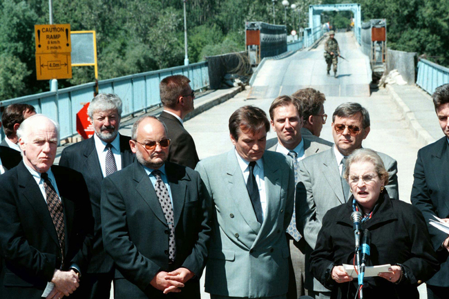 На 23 януари 1997 г. Мадлин Олбрайт става първата жена, назначена за държавен секретар на Съединените американски щати