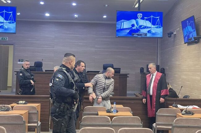 КосоваПрес: Прокуратурата поиска две години затвор и 9000 евро глоба за сърбина Марко Дантич за нападение срещу КейФОР през май 2023 г.