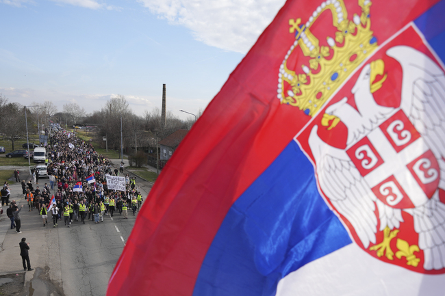 Активисти на управляващата в Сърбия партия, заподозрени за нападение срещу студенти в Нови Сад, са освободени от ареста