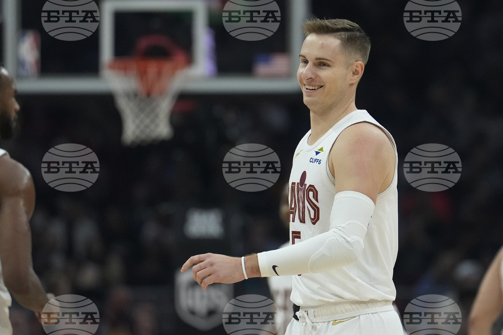 Кливланд Кавалиърс удължи договора на Сам Мерил и взе Лонзо Бол в сделка с Чикаго Булс
