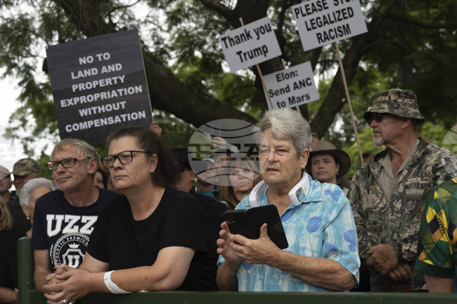 САЩ ограничават приема на бежанци; дават предимство на белите южноафриканци