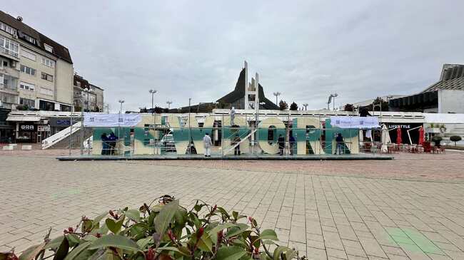 КосоваПрес: Паметникът на независимостта на Косово получава нов облик, вдъхновен от изкуствения интелект