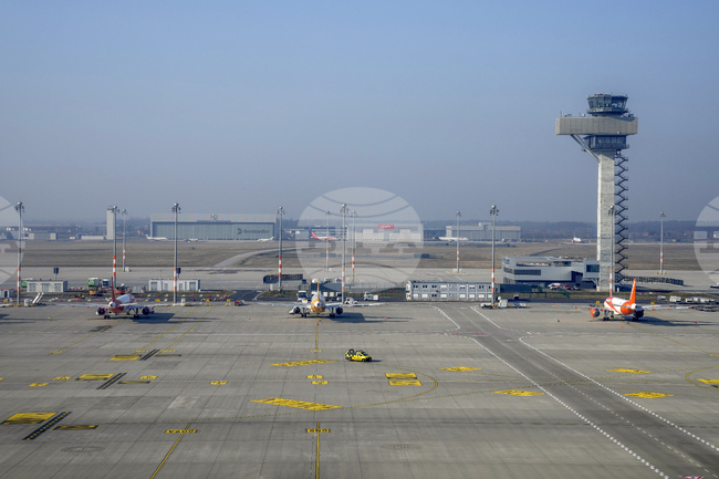 Неидентифициран дрон предизвика закъснения и отклонени полети на летището в Берлин