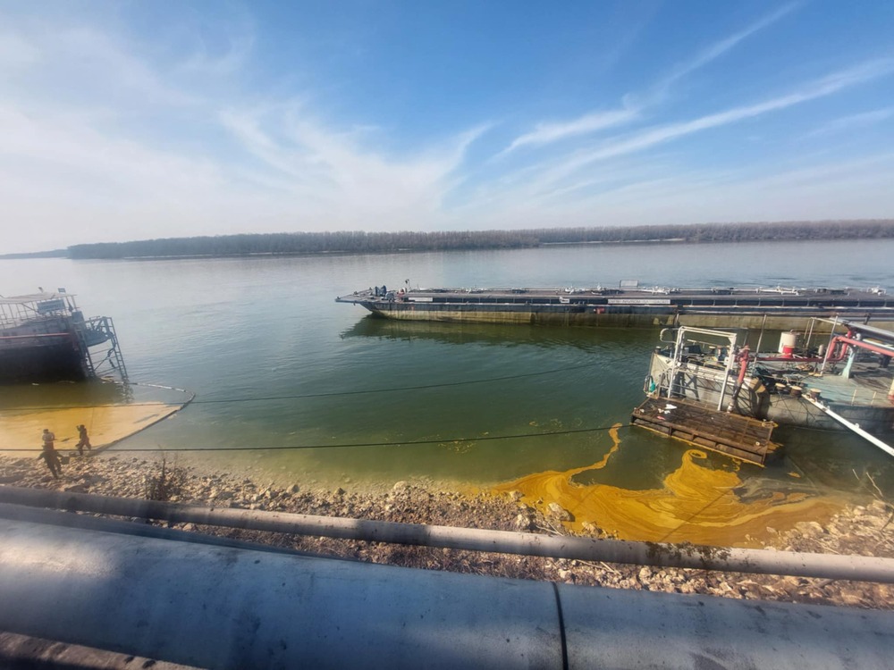 Regional Environment Inspectorate in Ruse Finds Oily Stains in Danube River