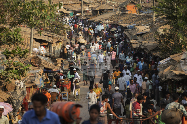 Бангладеш не може да отделя повече ресурси за бежанците рохинги, каза управляващият страната