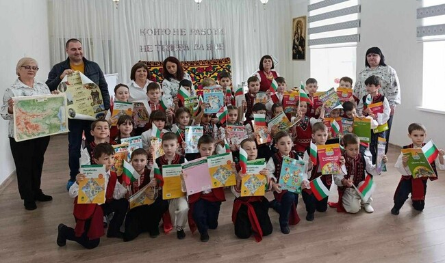 Фондация 'Бъдеще 2008' дарява учебници на гимназията в Исерлия, Молдова