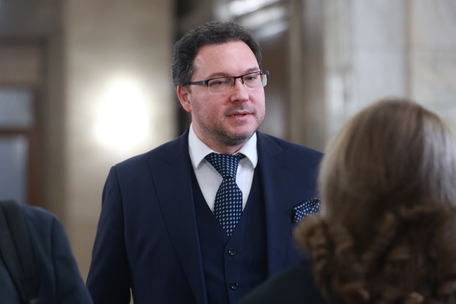 Даниел Митов уверява, че правителството е стабилно преди вота на недоверие