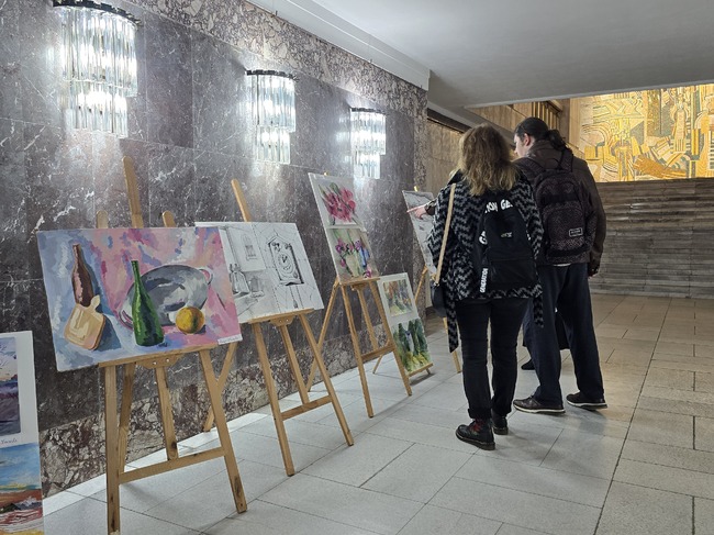 Изложба на абитуриенти от СУ „Свети Климент Охридски“ в Добрич