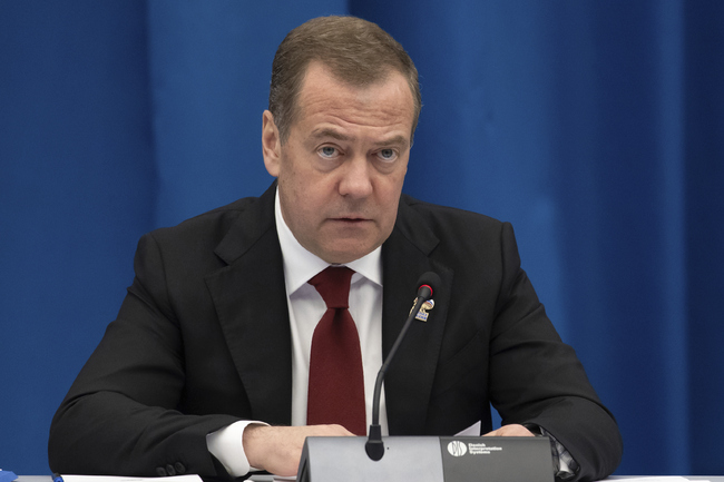 Дмитрий Медведев: Все повече държави ще имат ядрени оръжия