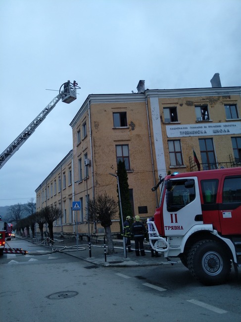 Пожар унищожи покрива на Националната гимназия по приложни изкуства в Трявна