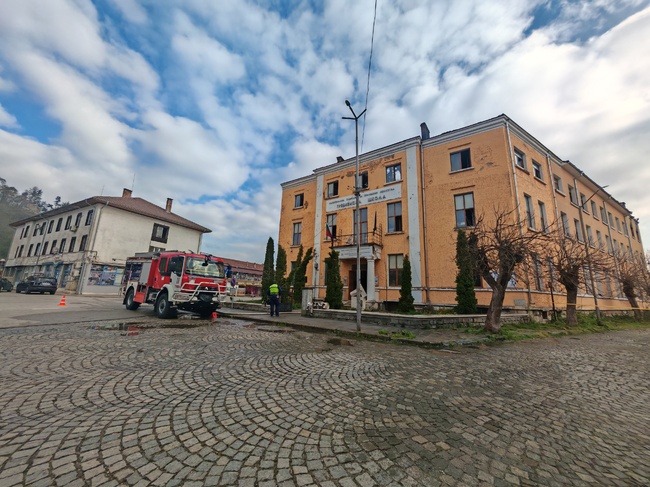 Разчистването на отломките след пожара в НГПИ Тревненска школа започна