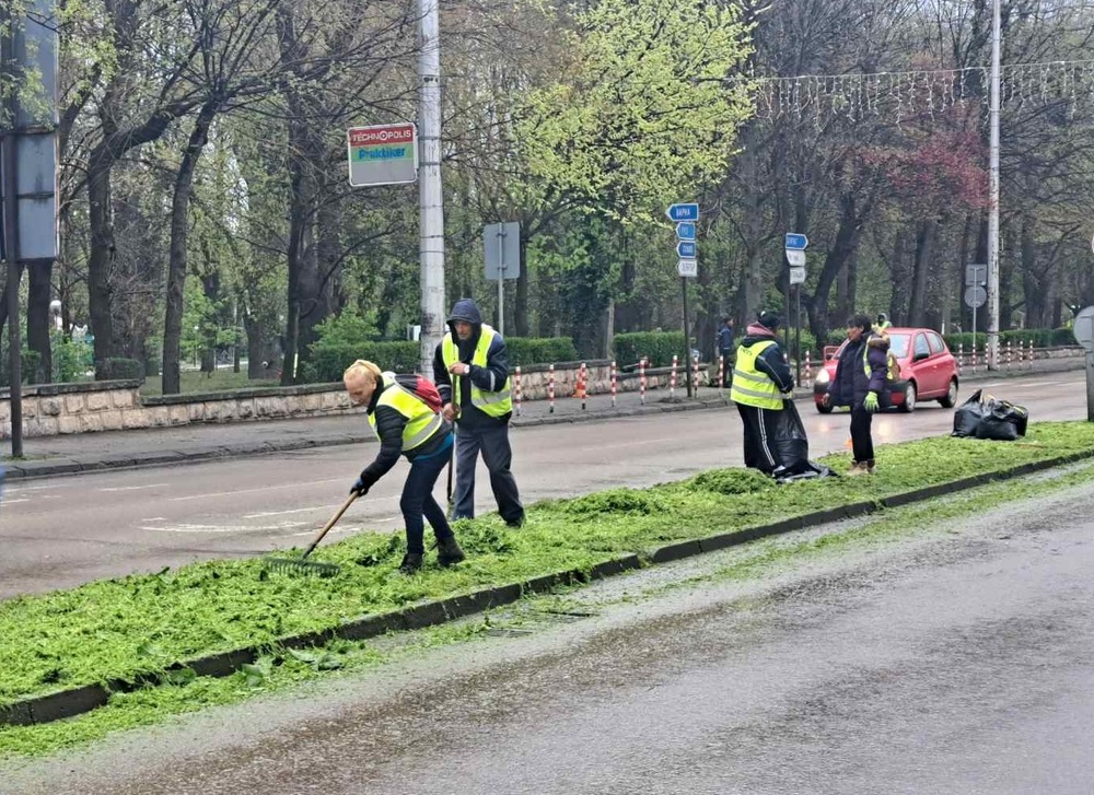 Дейности по косене на тревни площи започнаха в община Шумен