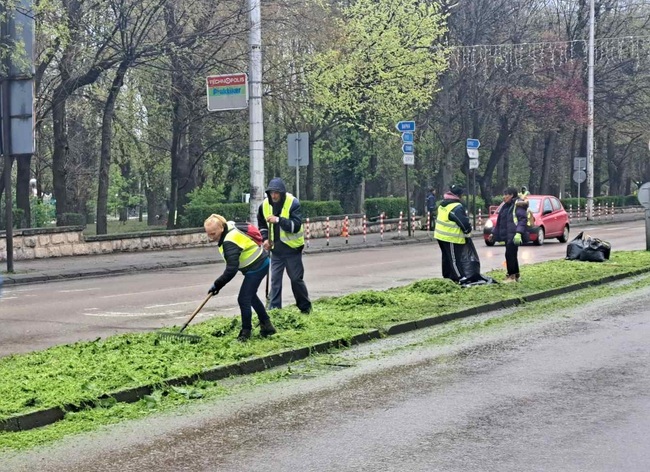 Косене на тревни площи и миене на улици в Шумен започва от днес