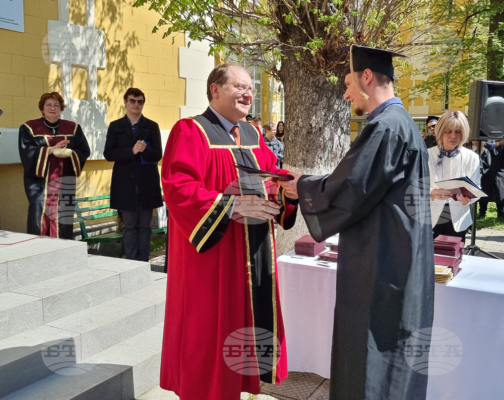 Пловдивският филиал на Технически университет - София връчи дипломите на абсолвентите от Факултета по електроника и автоматика
