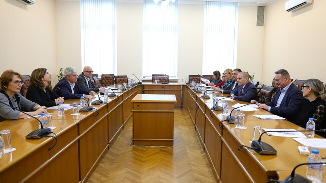Гроздан Караджов и Пламен Димитров обсъдиха дигитализацията на Български пощи