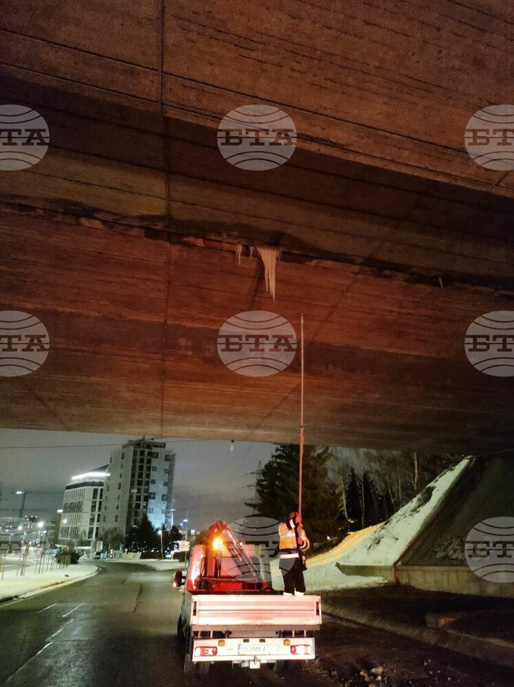 Аварийните екипи на Столичната община почистиха ледени висулки от мостове