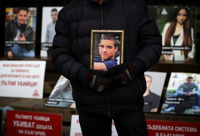 Протест срещу пътните убийства пред Съдебната палата в София