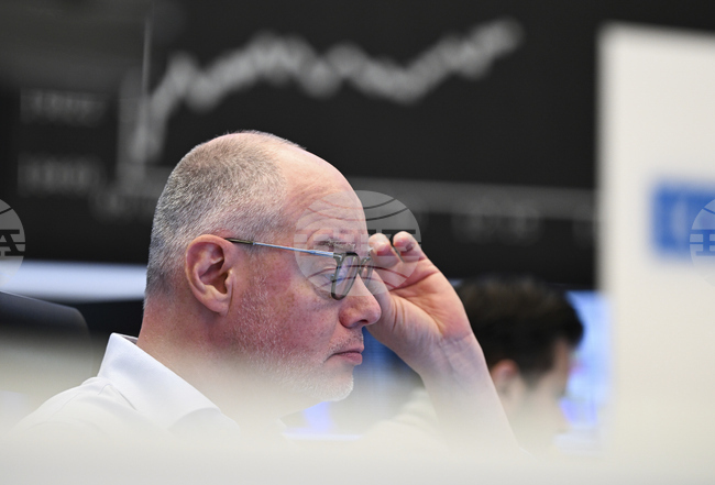 Водещите борсови индекси в Европа закриха в червено последната за седмицата сесия