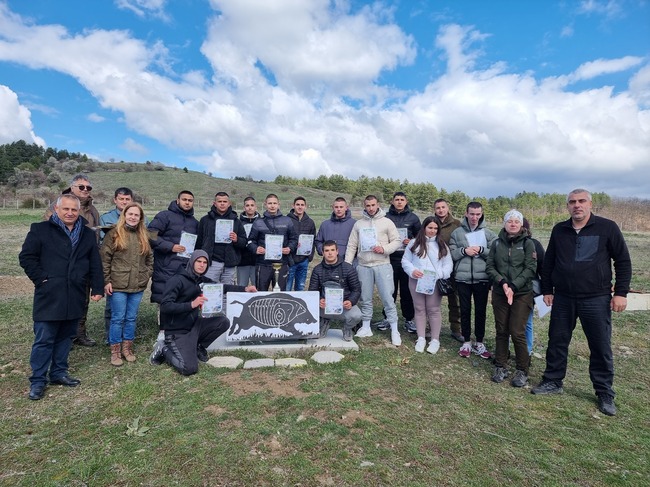 Ученици от Брезник залесиха 40 фиданки по повод Седмицата на гората
